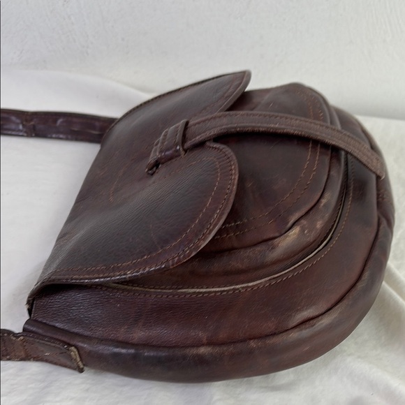 Vintage artisan handmade boho minimalist distressed genuine leather shoulder bag - Picture 4 of 17